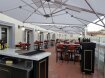 Wandleuchten von Surya in einem italienischen Restaurant. 
Mehrere Leuchten in Kombination schaffen dekorative Lichtbänder.
